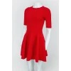 Червона приталена сукня ззаду на блискавці