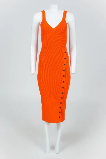 Оранжевое облегающее платье на бретельках 
