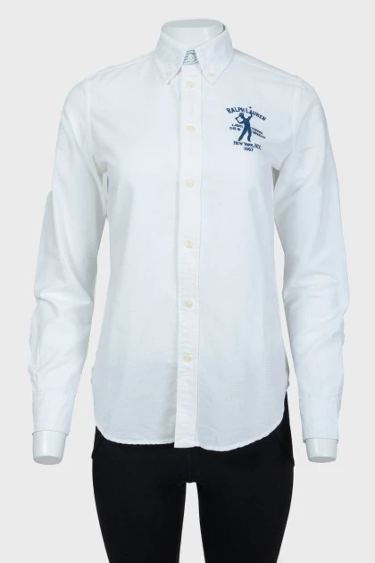 Белая рубашка с синим вышитым лого бренда 