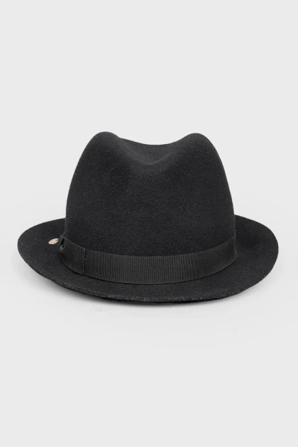 Черная шерстяная шляпка