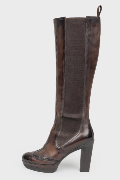 Кожаные коричневые сапоги на каблуке с острым носком