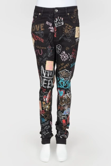 Черные джинсы с разноцветными рисунками и надписями