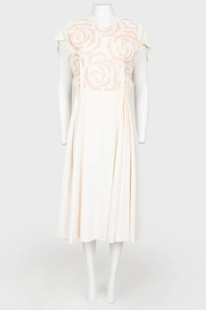 Молочное платье с кожаными деталями розового цвета