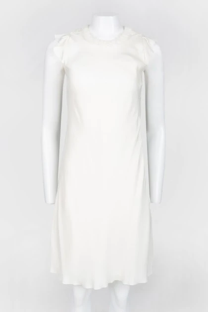 Біла сукня із вставками тканинних квітів