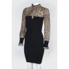 Черное платье по фигуре с леопардовым принтом на рукавах