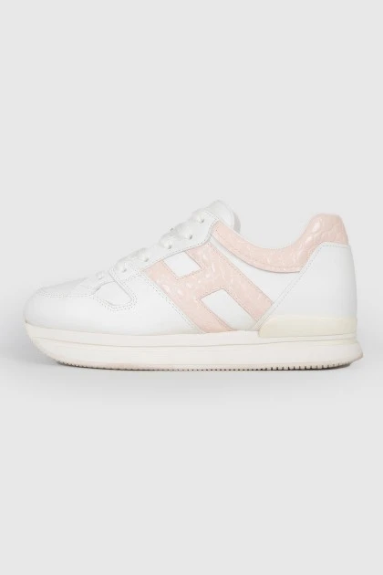 Белые кроссовки с нежно-розовыми вставками