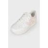Білі кросівки з ніжно-рожевими вставками