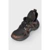 Черно-коричневые кожаные кроссовки с изгибом на подошве
