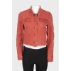 Красная джинсовая куртка на пуговицах