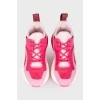 Розовые кроссовки на платформе