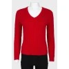 Красный свитер с V-вырезом