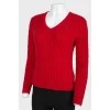 Красный свитер с V-вырезом