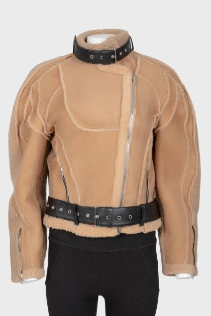 Коричневая замшевая куртка с меховыми и кожаными вставками