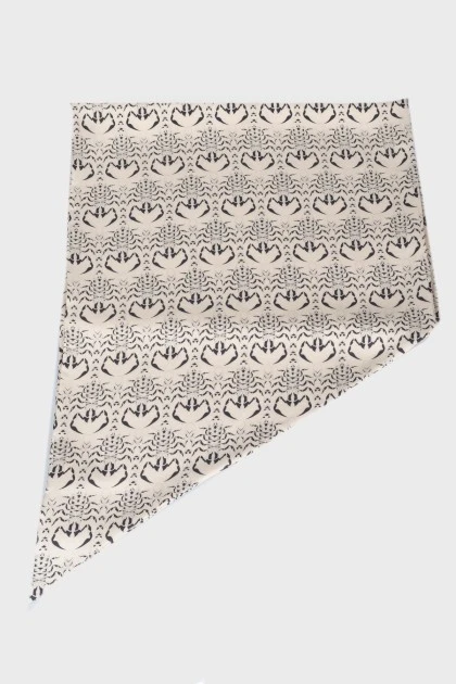 Бежевый шелковый платок с рисунком скорпиона