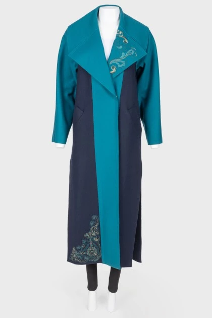 Пальто бирюзовое декорировано вышивкой