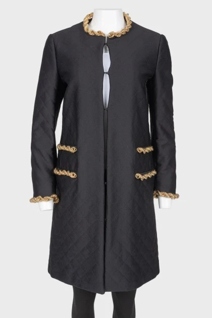 Стеганное пальто с массивными металлическими украшениями