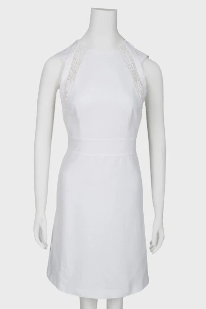 Белое платье с вставками кружева