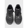 Чорно-білі шкіряні кросівки на шнурівці