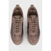 Кросівки коричневі із фірмовим принтом