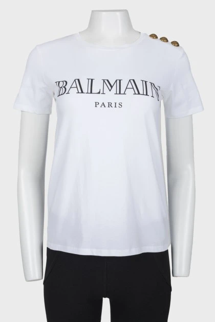 Белая футболка с черным лого бренда