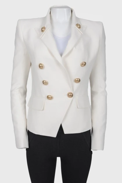 Белый пиджак с золотистыми пуговицами