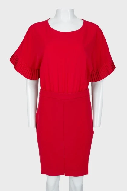 Красное платье с коротким рукавом, сбоку на молнии