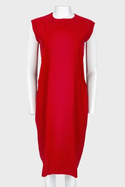 Красное платье с оборками сзади