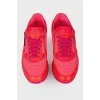 Кросівки у яскраво-рожевому кольорі