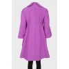 Фиолетовое пальто приталенного силуэта