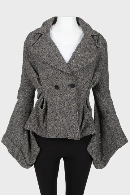 Черно-белый пиджак с расширенными к низу рукавами