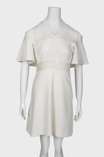 Белое платье с кружевом