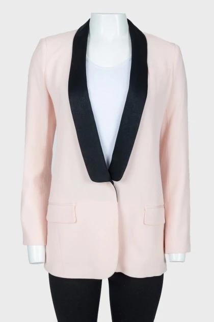 Розовый пиджак с черными лацканами