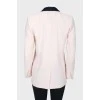Розовый пиджак с черными лацканами