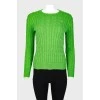 Зеленый трикотажный свитер