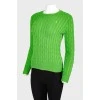 Зеленый трикотажный свитер