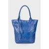Синя сумка з аксесуаром у вигляді пір’я