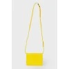 Яскраво-жовта сумка на плечовому ремені