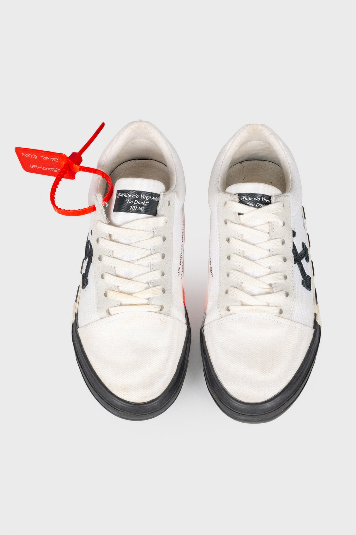 

Белые текстильные кеды Off-white